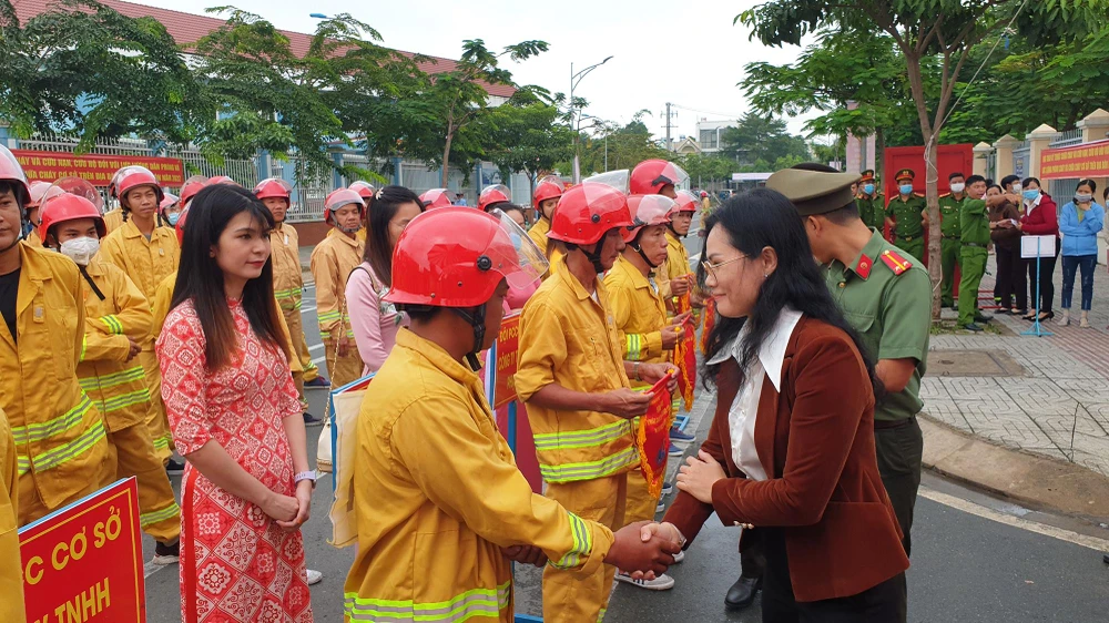 Lãnh đạo UBND huyện Hóc Môn trao cờ lưu niệm cho các đội tham gia. Ảnh: NT