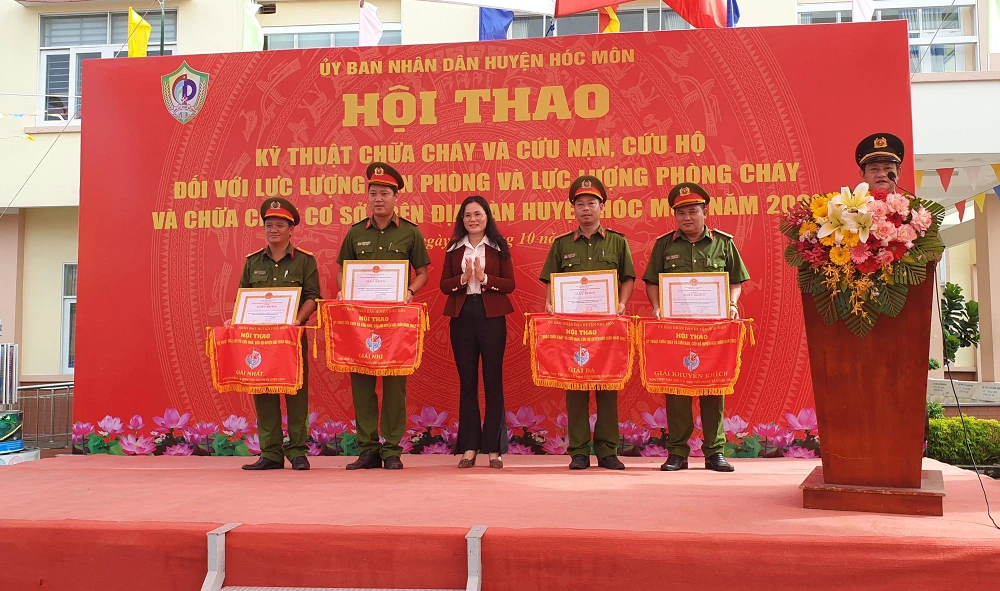 Lãnh đạo UBND huyện Hóc Môn trao giấy khen cho các đội đoạt giải nhất. Ảnh: NT