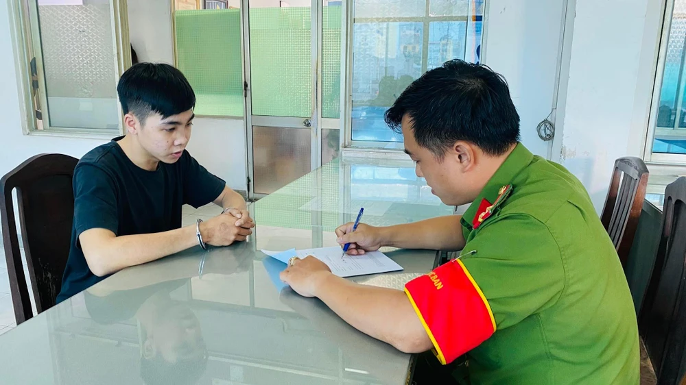 Công an lấy lời khai với Sơn tại cơ quan điều tra. Ảnh: HT