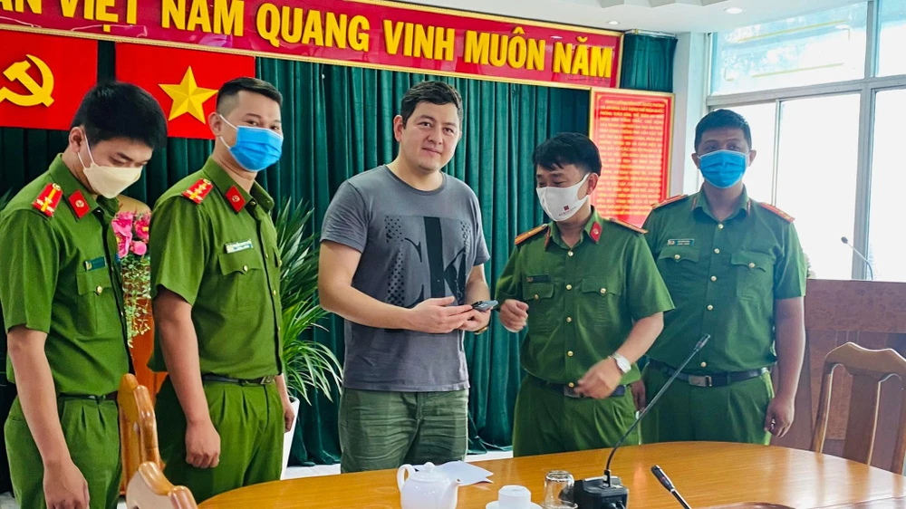 Công an quận 1 trao trả lại điện thoại cho nam du khách Umurzakhov Alimzhan, người Kazakhstan. Ảnh: HT