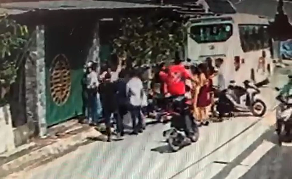 Diễn biến vụ việc được camera an ninh nhà dân gần đó ghi lại. Ảnh chụp từ clip