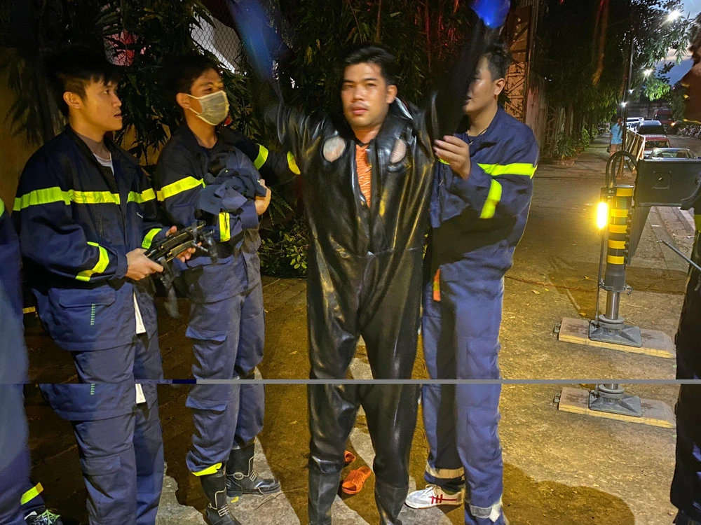 Cảnh sát mặc đồ bảo hộ chuyên dụng trước khi tiếp cận tổ ong. Ảnh: HT