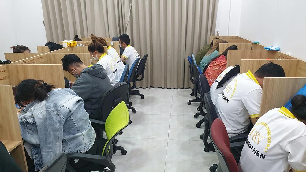 Người này đã thuê mướn hàng chục nhân viên chuyên gọi điện cho người dân để phục vụ việc lừa đảo. Ảnh: NT