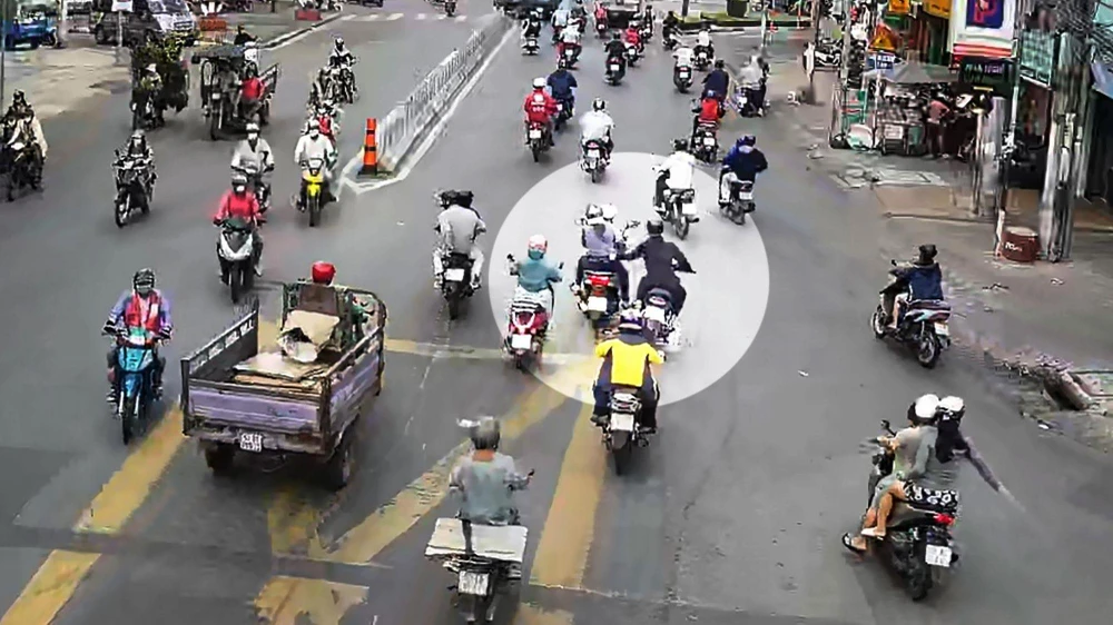 Nam thanh niên áp sát, cướp giật túi xách của một phụ nữ trên đường Âu Cơ. Ảnh chụp từ clip