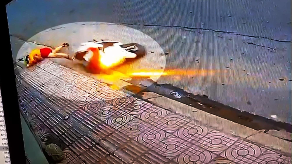 Sau khi bị cướp giật, nạn nhân té ngã xuống đường, trọng thương. Ảnh chụp từ clip