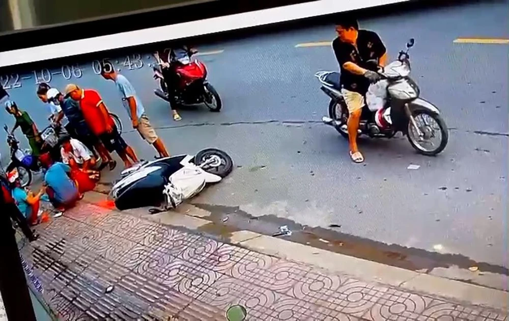 Người dân và một công an sau đó có mặt ở hiện trường, hỗ trợ đưa nạn nhân đi cấp cứu. Ảnh chụp từ clip