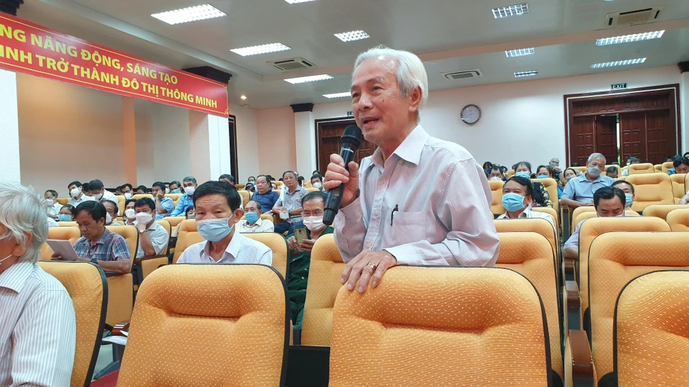 Cử tri Nguyễn Văn Đồ, (75 tuổi cử tri ở phường 9, quận Tân Bình) nêu nhiều ý kiến về luật đất đai sửa đổi, tiền lương cho giáo viên, đổi mới sách giáo khoa... Ảnh: NT