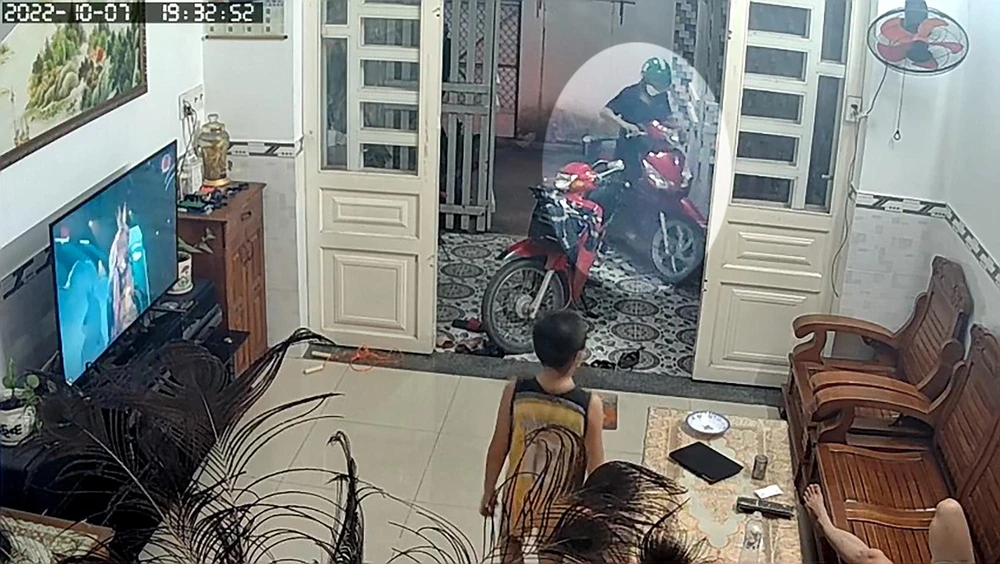 Thanh niên đang dắt trộm xe thì bị con trai của chị B phát hiện. Ảnh chụp từ clip