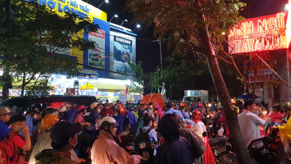 Sau khi hai người này thôi đánh nhau, giao thông qua khu vực mới dần ổn định trở lại. Ảnh: NT