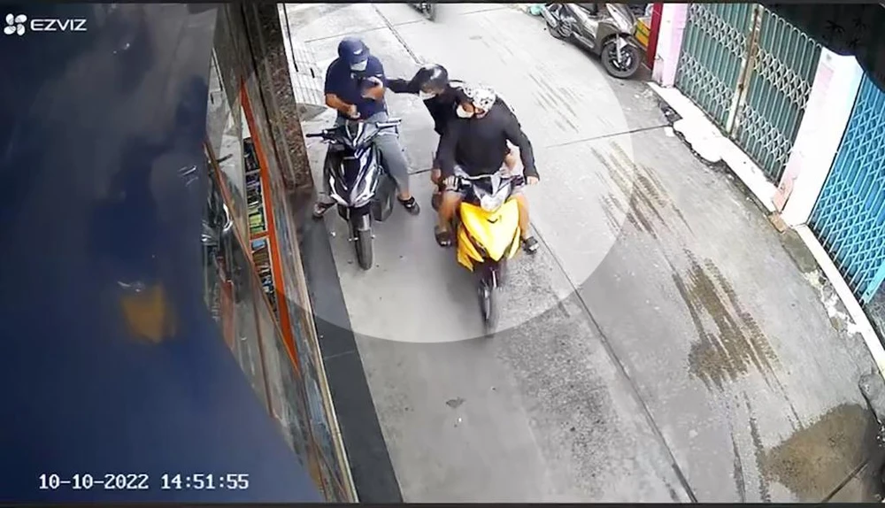 Hai nam thanh niên áp sát, cướp giật điện thoại của người đàn ông. Ảnh chụp từ clip Hai nam thanh niên áp sát, cướp giật điện thoại của người đàn ông. Ảnh chụp từ clip