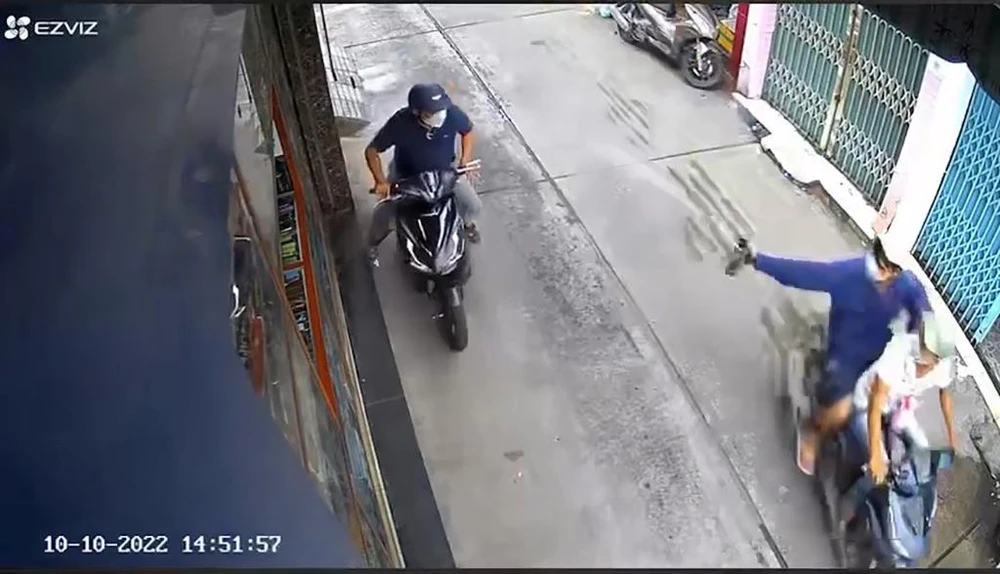 Nạn nhân tính đuổi theo thì bị xịt hơi cay vào mặt. Ảnh chụp từ clip Nạn nhân tính đuổi theo thì bị xịt hơi cay vào mặt. Ảnh chụp từ clip