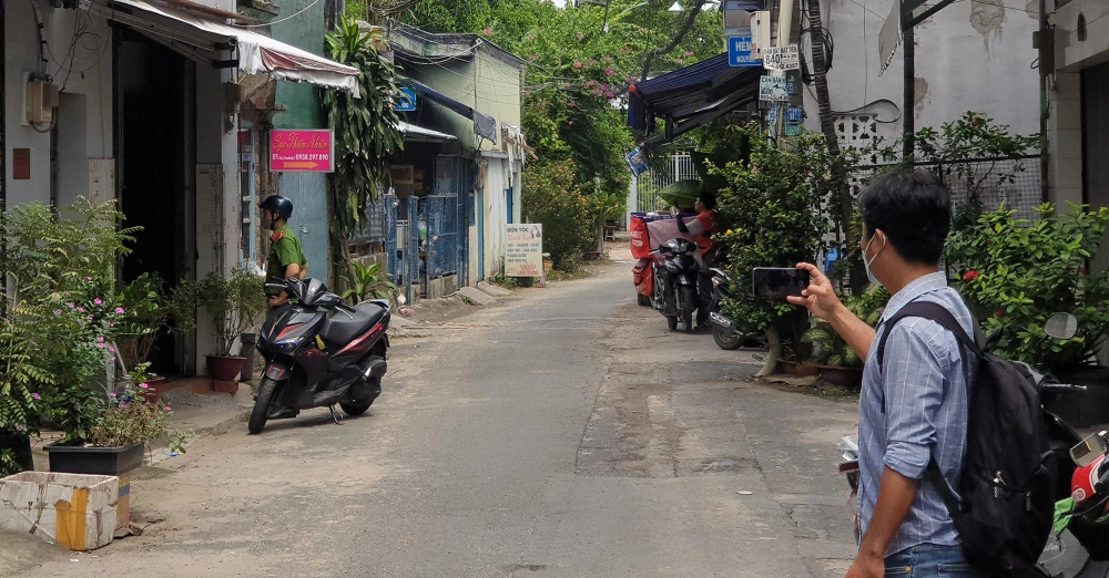 Công an sau đó có mặt ghi nhận hiện trường, lấy lời khai để làm rõ. Ảnh: NT