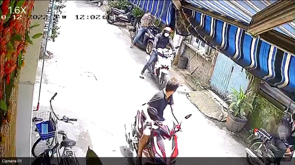 Trong lúc này, có người đi qua lại nhưng trộm vẫn không hề sợ hãi. Ảnh chụp từ clip