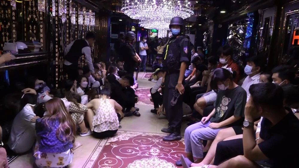 Trong số những người bị đưa về kiểm tra có 18 người dương tính với chất ma túy. Ảnh: CA