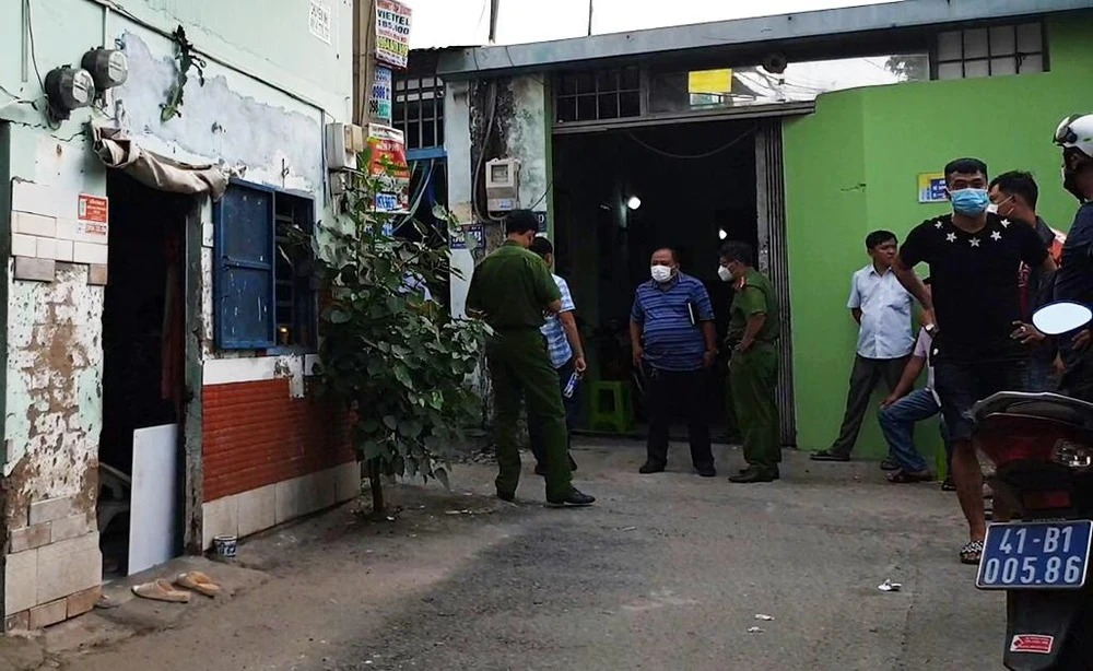 Công an sau đó có mặt khám nghiệm hiện trường, điều tra nguyên nhân vụ việc. Ảnh: NT