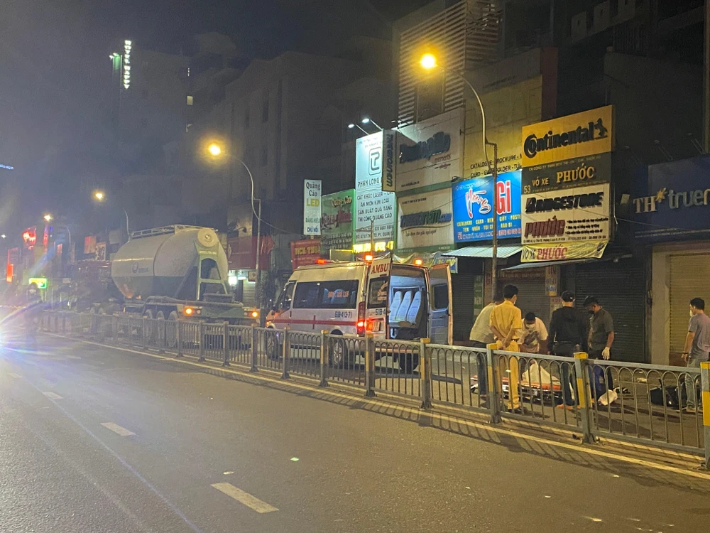 Vụ tai nạn khiến một người tử vong trên đường Lý Thái Tổ, quận 10. Ảnh: HT