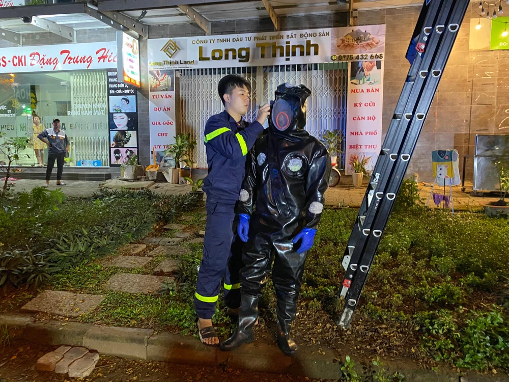 Cảnh sát mặc đồ bảo hộ để leo lên cây tiếp cận tổ ong vò vẽ. Ảnh: CA Cảnh sát mặc đồ bảo hộ để leo lên cây tiếp cận tổ ong vò vẽ. Ảnh: CA