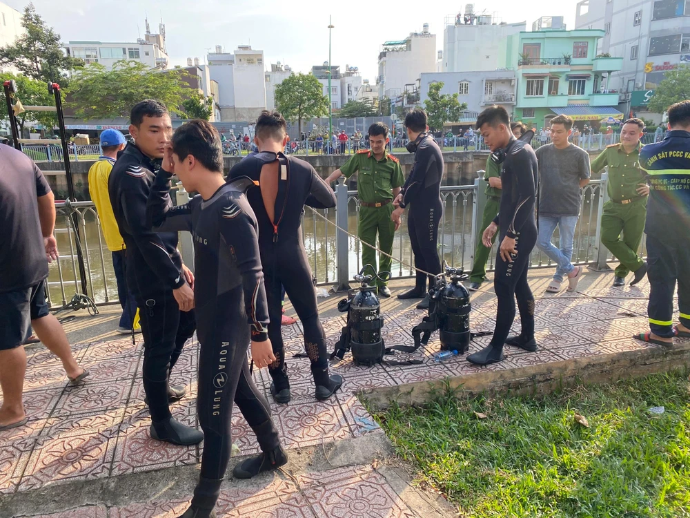 Cảnh sát PCCC và CNCH, Công an TP.HCM phối hợp với Công an quận 3 tìm kiếm một cây mã tấu trong vụ cố ý gây thương tích. Ảnh: CA