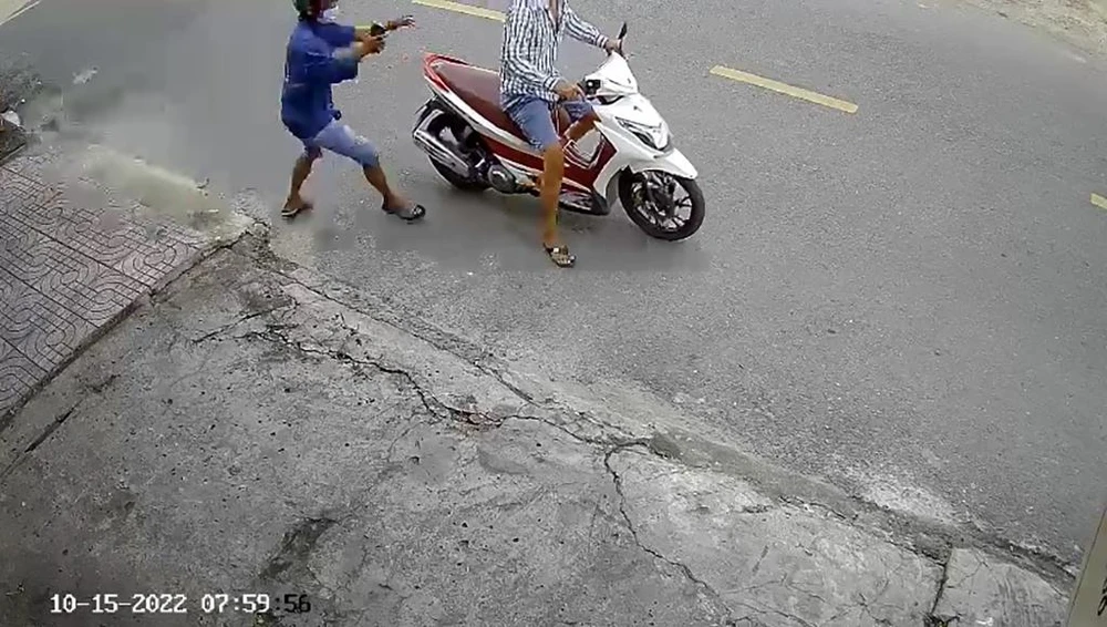 Lấy được điện thoại, nam thanh niên lên xe đồng bọn tháo chạy. Ảnh chụp từ clip