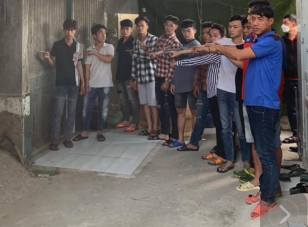 Công an đưa những người này về hiện trường để xác định địa điểm rượt đuổi, đánh nhau. Ảnh: CA