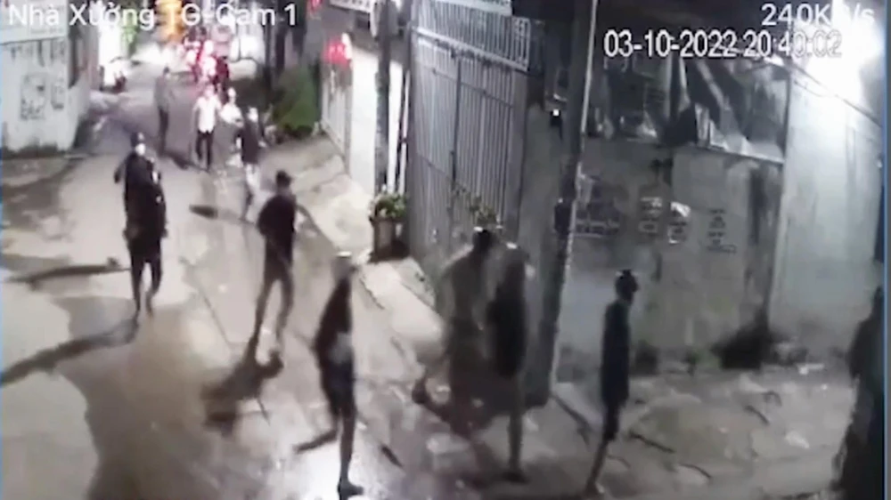 Nhóm này xông vào con hẻm khiến người dân ở ở đây gặp một phen hoảng hốt. Ảnh chụp từ clip