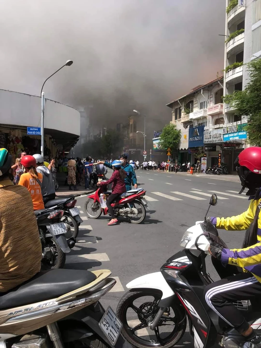 Vụ cháy khiến người dân khu vực gặp một phen náo loạn. Ảnh: HT