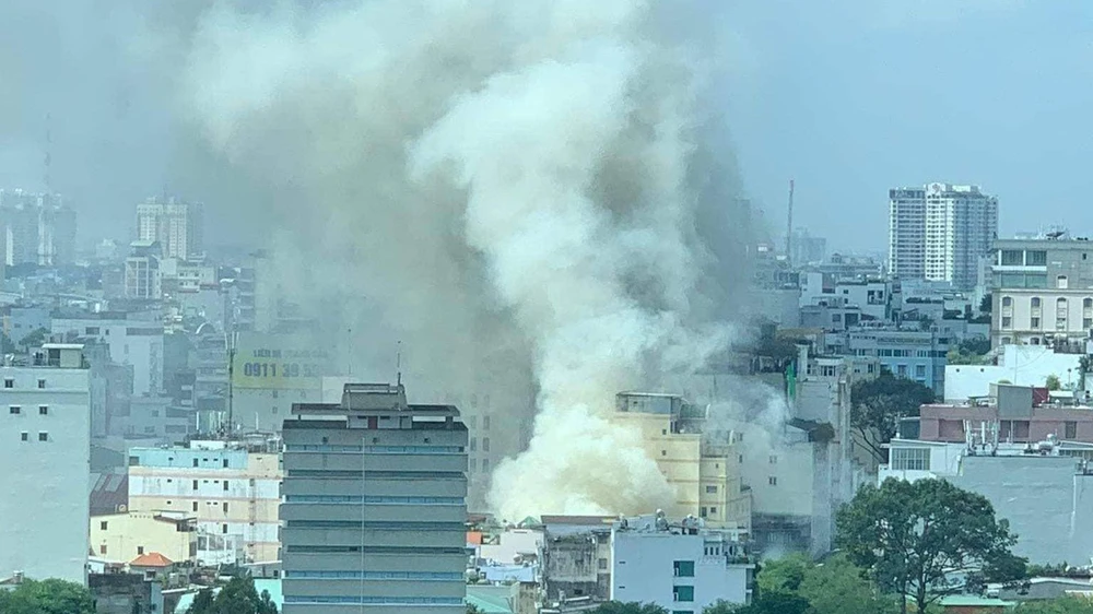 Khói lửa bùng lên từ quán bar trên đường Thủ Khoa Huân, quận 1. Ảnh: NY