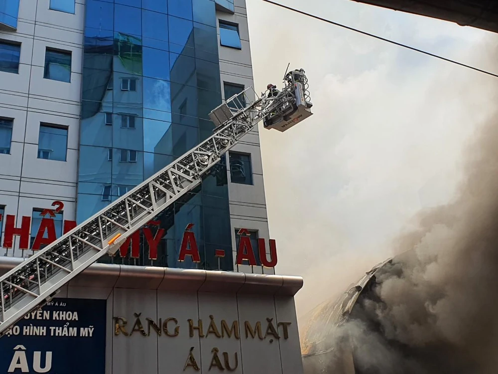 Cảnh sát PCCC và CNCH huy động hàng chục cán bộ chiến sĩ tới hiện trường khống chế đám cháy. Ảnh: HT