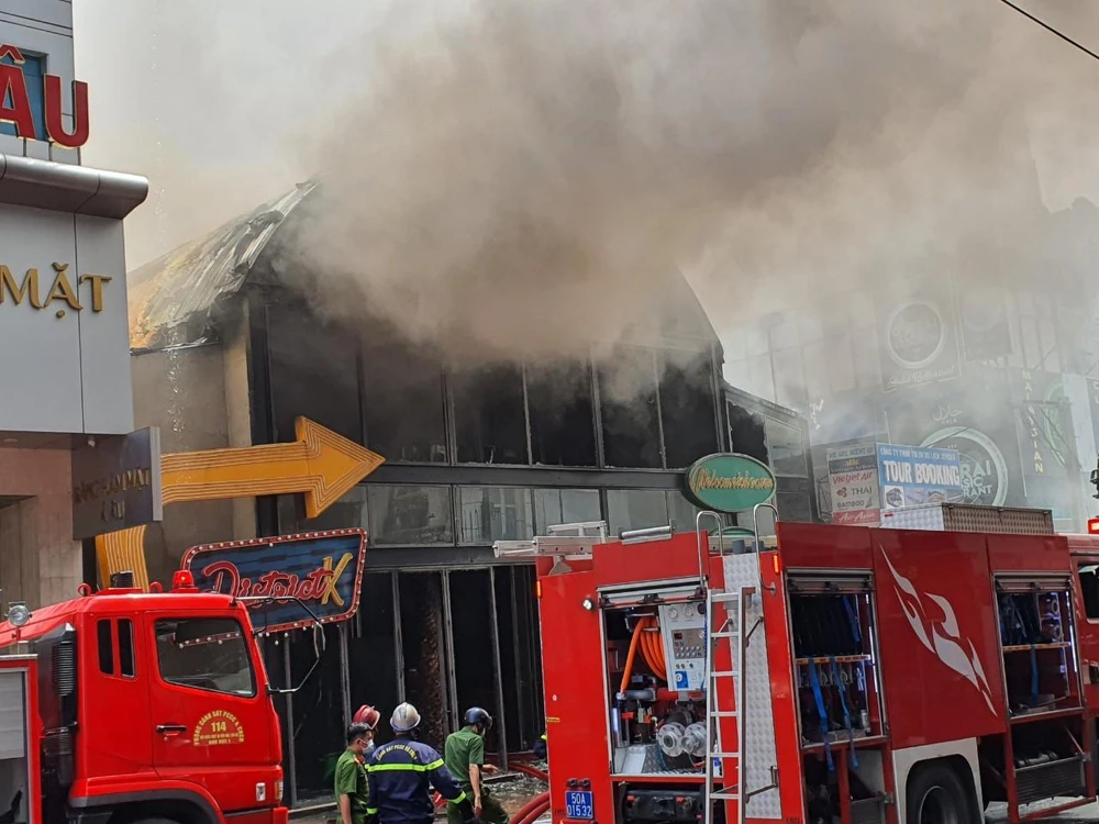 Đến khoảng 10 giờ, lửa đã được khống chế. Ảnh: HT