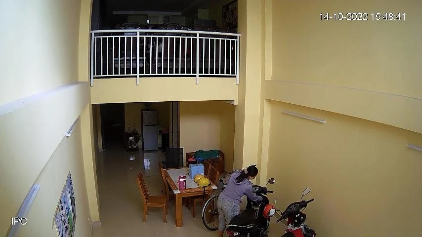 Người phụ nữ còn lấy luôn chiếc xe máy. Ảnh chụp từ clip