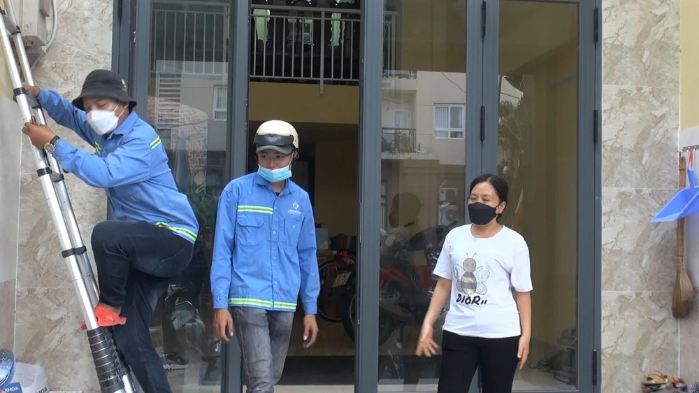 Gia đình bà L sau đó phải thay các khóa cửa nhà vì lo lắng. Ảnh: NT