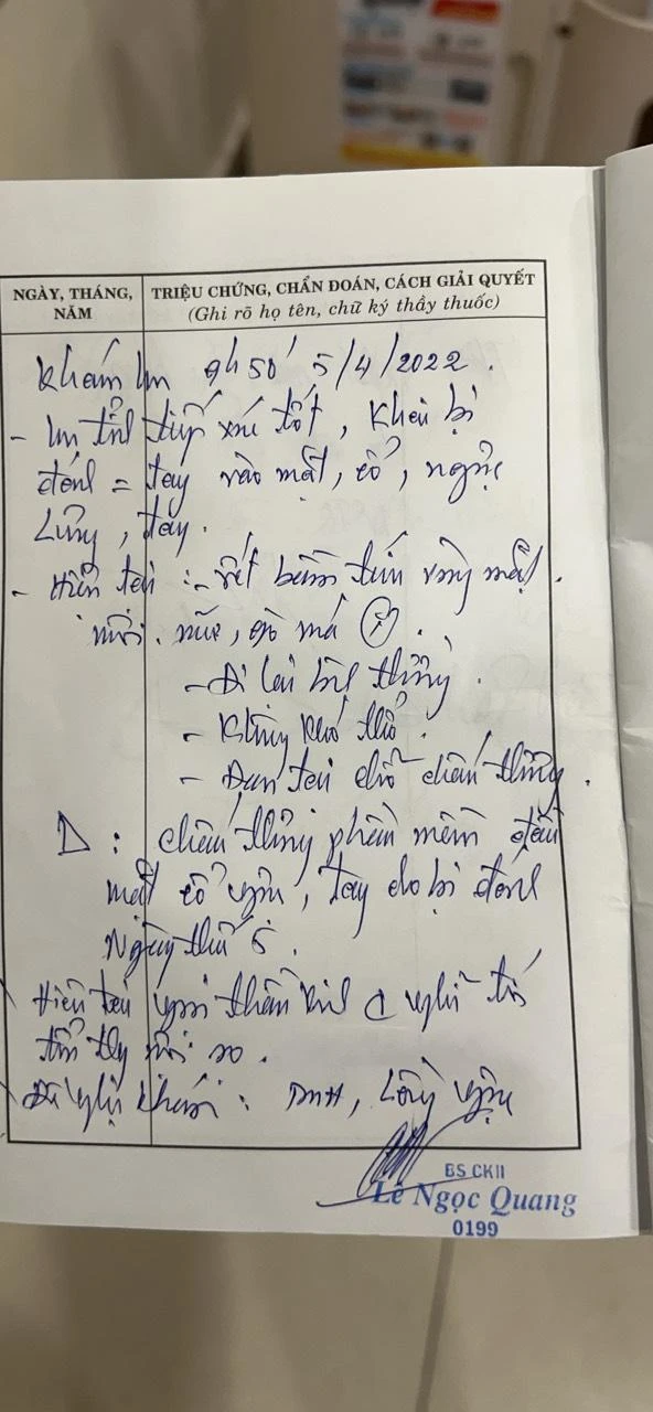 Em P sau đó được gia đình đưa đến bệnh viện thăm khám với các vết bầm tím trên cơ thể. Ảnh: GĐCC