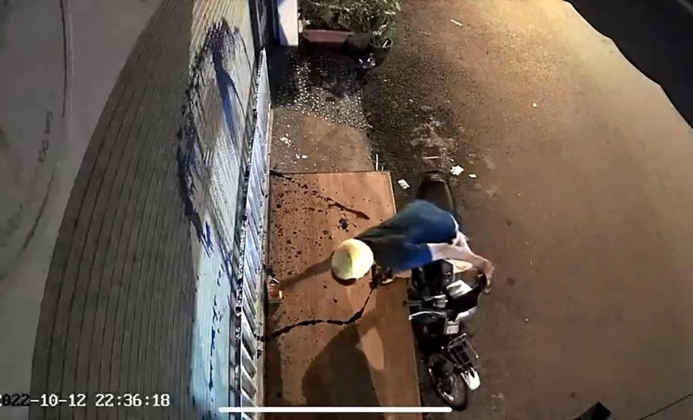 Người này sau đó quay lại nhặt lại chai nhựa trước đó đã vứt lại hiện trường. Ảnh chụp từ clip