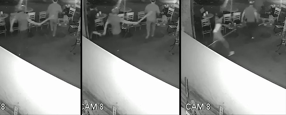 Nhiều khách tháo chạy vào bên trong. Ảnh: Chụp từ clip