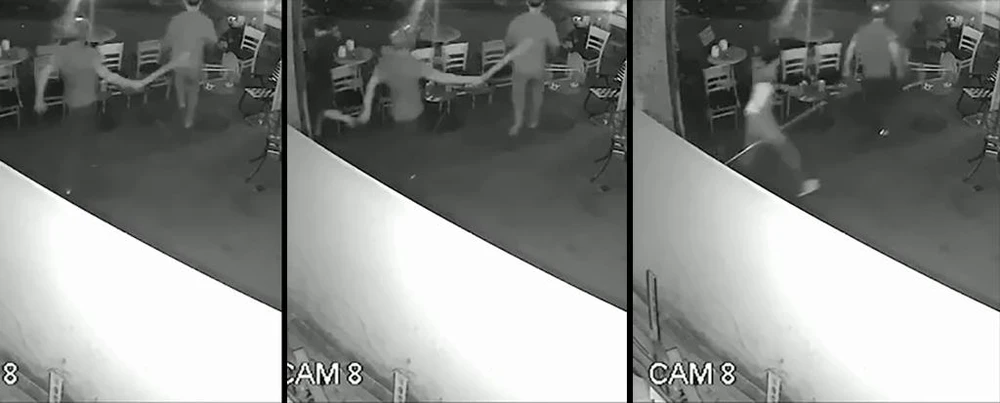 Nhóm thanh niên cầm mã tấu, dao phóng lợn, ba chĩa xông vào quán cà phê khiến khách tháo chạy. Ảnh: Chụp từ clip