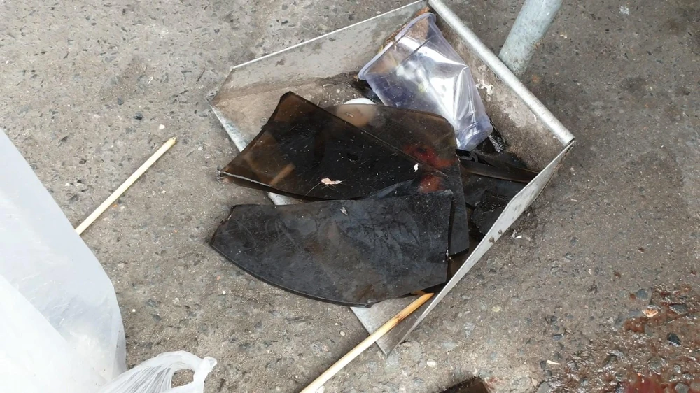 Trong nhà, một số đồ đạc bị hư hỏng sau vụ việc. Ảnh: NT