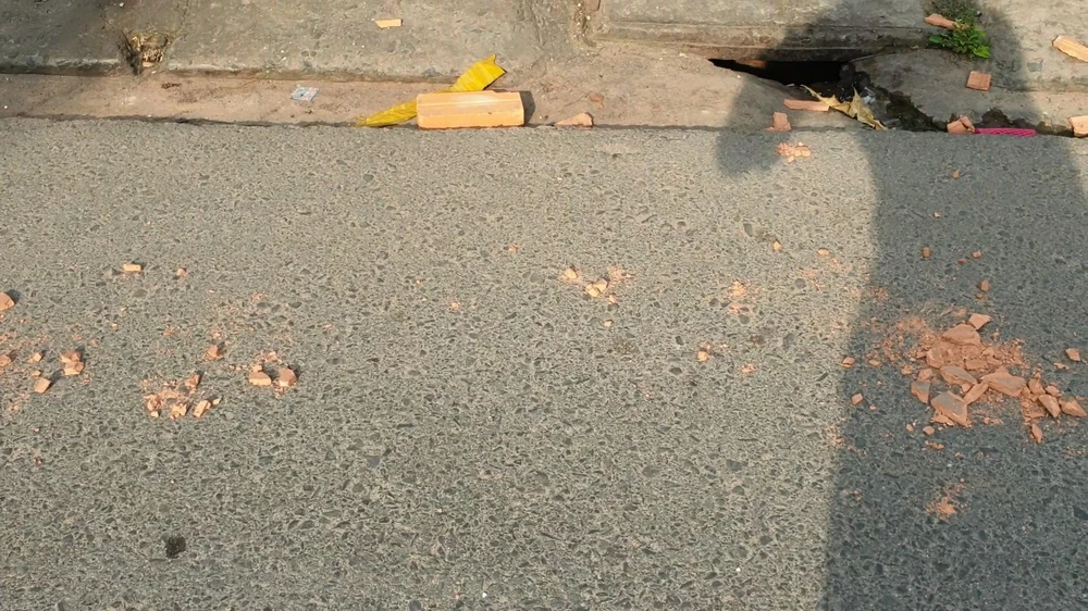 Tại hiện trường, nhiều mảnh vỡ gạch ngói văng khắp nơi. Ảnh: NT