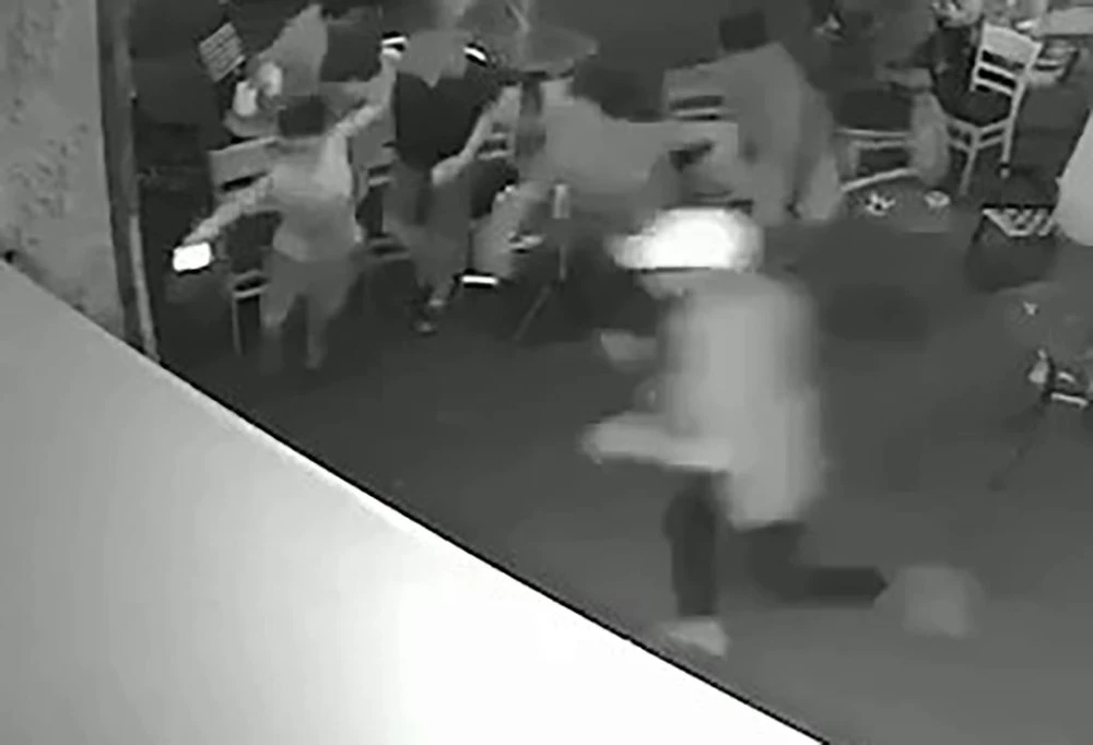 Nhiều khách tháo chạy vào bên trong. Ảnh: Chụp từ clip