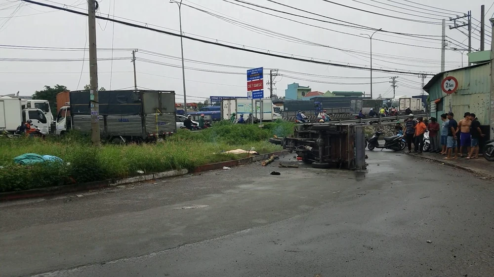 Chiếc xe tải lao vào bãi cỏ, leo lên lề đường Quốc lộ 1 mới dừng lại. Ảnh: HT