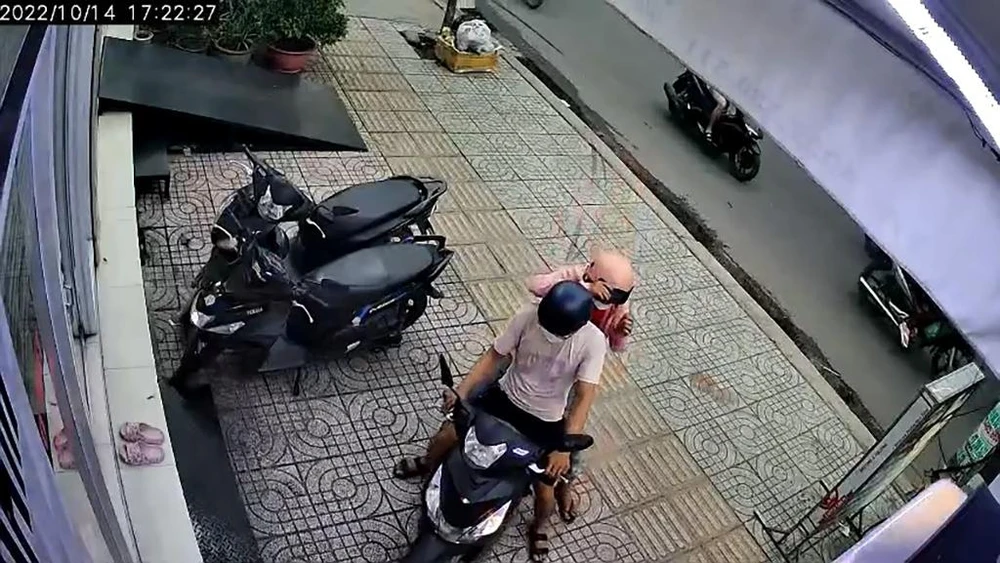 Nam thanh niên chở người có bề ngoài giống phụ nữ tới tiệm làm móng. Ảnh: Chụp từ clip