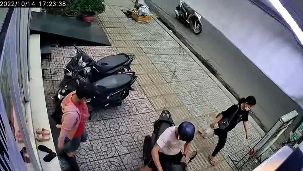 Sau đó, người này chạy nhanh ra xe đồng phạm tẩu thoát. Ảnh: Chụp từ clip