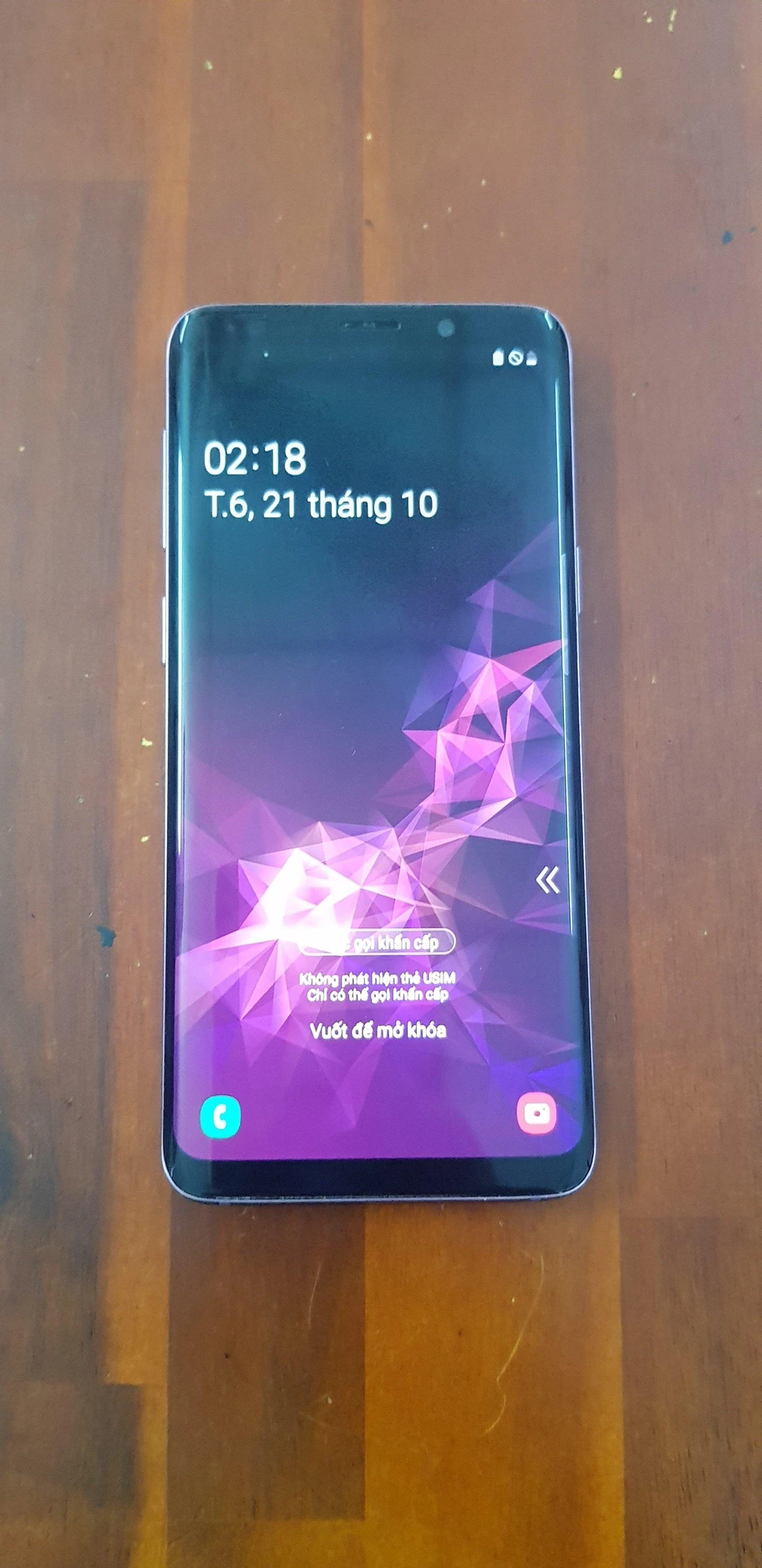 Chiếc điện thoại tang vật trong vụ cướp cũng được công an thu hồi. Ảnh: CA