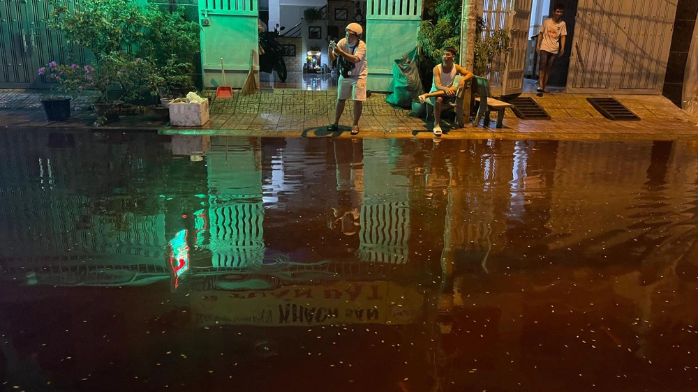 Mưa lớn khiến một số tuyến đường ở Tân Phú ngập trong làn nước màu đỏ. Ảnh: HT