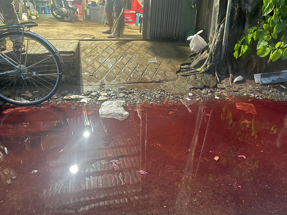 Một số người dân cho biết, đây là lần đầu xuất hiện tình trạng nước ngập có màu đỏ như vậy. Ảnh: HT