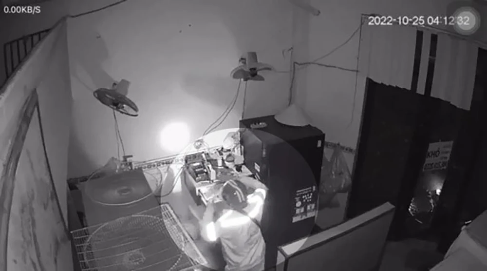 Nam thanh niên đột nhập vào tiệm giặt là vào lúc rạng sáng để trộm tiền. Ảnh chụp từ clip