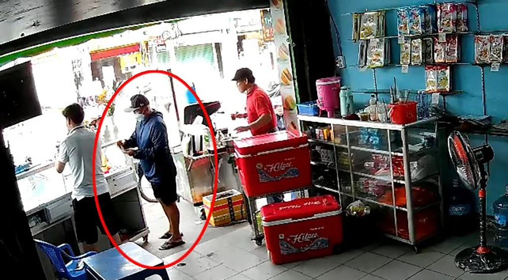 Trước đó, người đàn ông đến tiệm vé số của anh T trên đường Trường Chinh, quận Tân Bình lừa lấy đi tiền và vé số trúng thưởng. Ảnh chụp từ clip