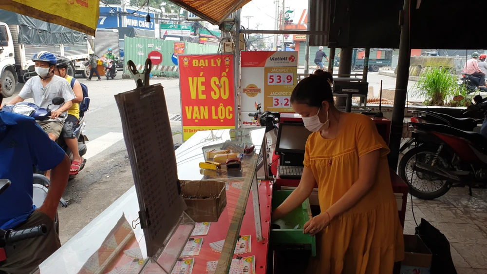 Chị H cho biết bình thường không bao giờ để khách tiến vào bên trong quầy nhưng vẫn bị dàn cảnh, trộm cắp ngay trước mặt. Ảnh; NT