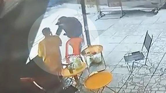 Chị H, chủ tiệm vé số trên đường Tân Kỳ Tân Quý cũng bị người đàn ông có ngoại hình giống hệt lấy tiền. Ảnh chụp từ clip