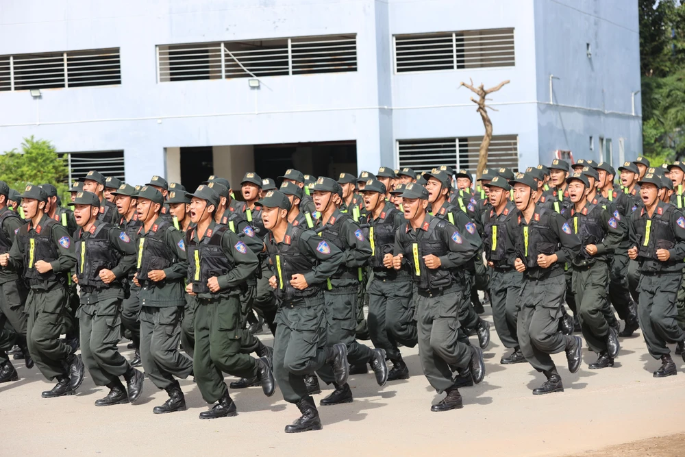 Các chiến sĩ cảnh sát biểu diễn các màn võ thuật cơ bản trước khán đài.