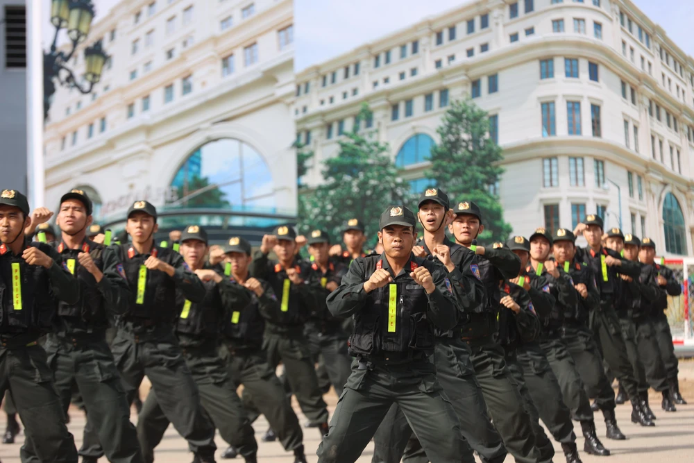 Lực lượng cảnh sát cơ động biểu diễn võ thuật.